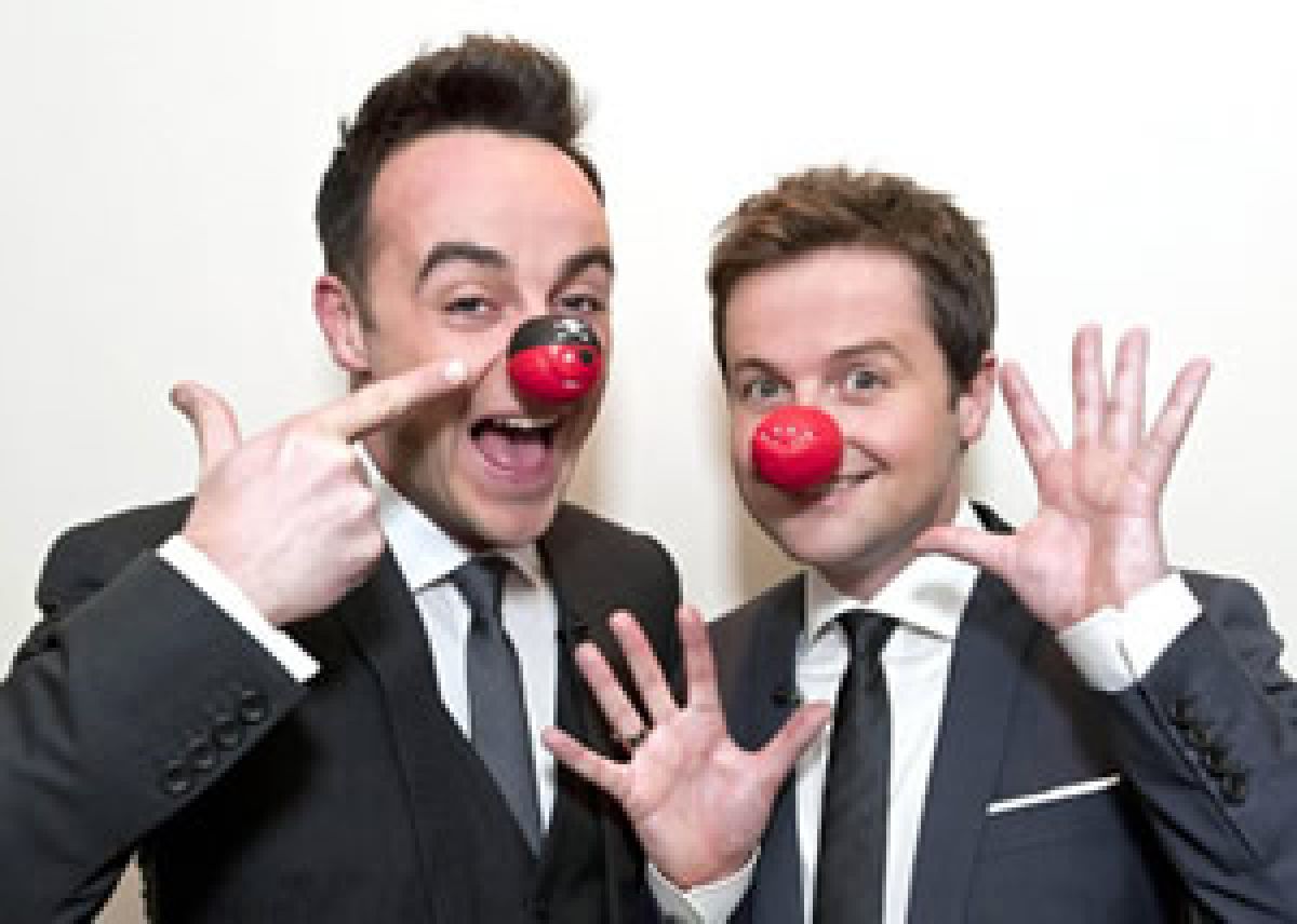 biznismeni so crveni nosinja