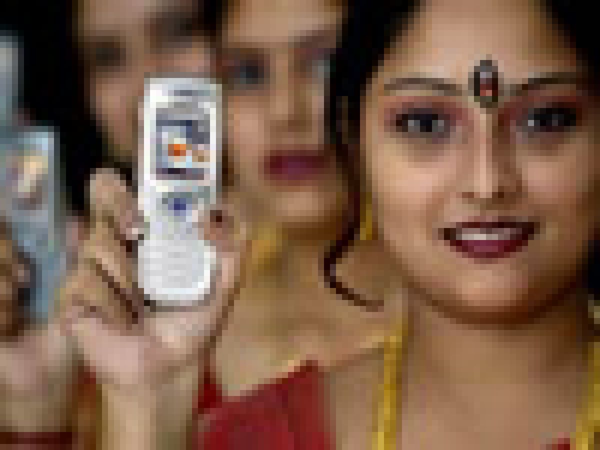 india, devojka so mobilen