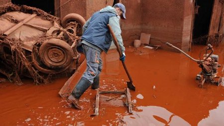 Hungary toxic mud
