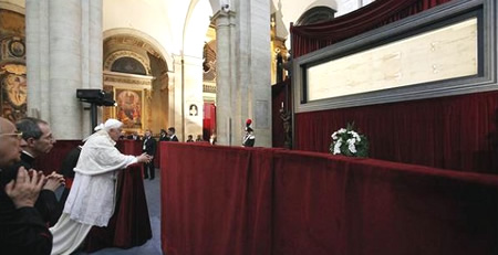 papa Benedikt 16 pred Torinskoto platno
