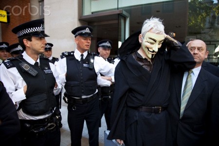 Assange so maska V